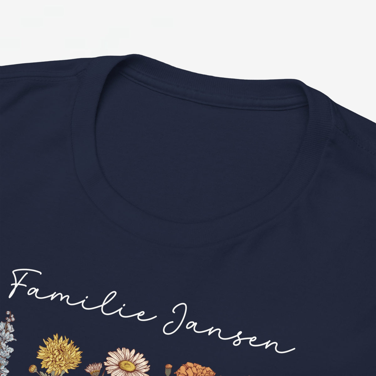 Donkerblauwe t-shirt met ronde hals en bloemenprint met tekst.