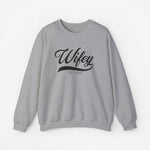 Gepersonaliseerde sweatshirt lichtgrijs met opdruk “Wifey” en “EST. 2024” op de borst
