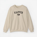 Beige sweater met ronde hals, lange mouwen en borstprint KAPPER met NL-badge.