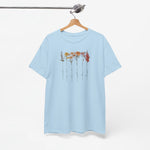Lichtblauw T-shirt met bloemenprint en verticale namen, aan hanger