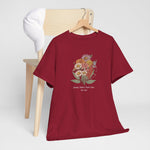 Rood T-shirt op houten hanger met bloemenboeket-print en gepersonaliseerde tekst