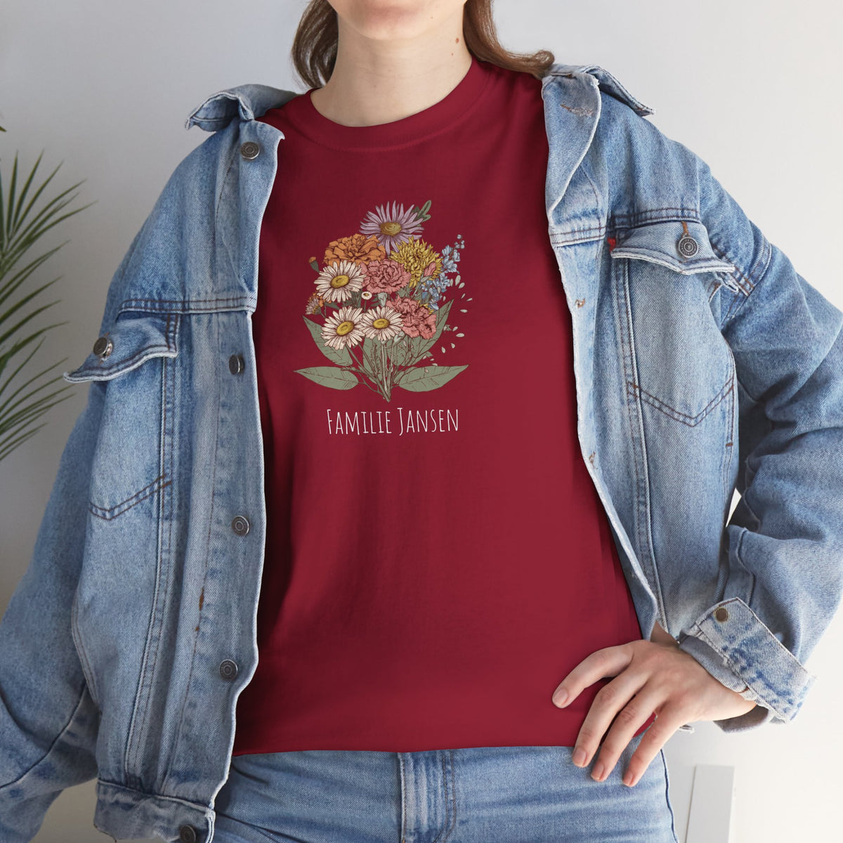 Bordeauxrode T-shirt met bloemenboeketprint en tekst 'FAMILIE JANSSEN' op de borst