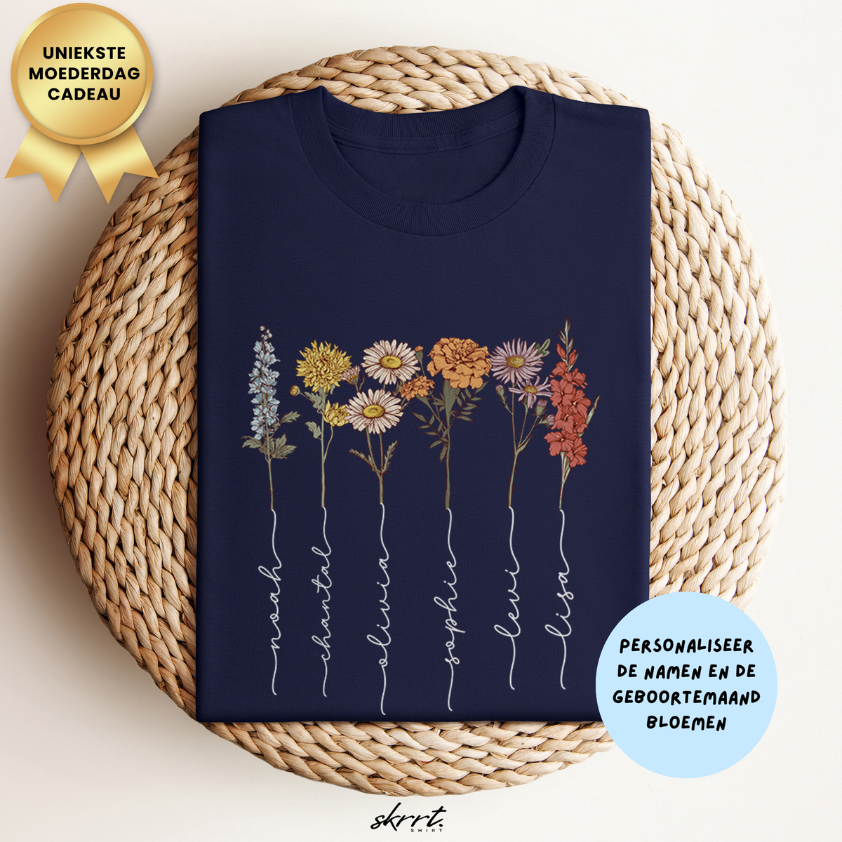 Donkere blauwe T-shirt met kleurrijke geboortemaand-bloemenprint op de borst