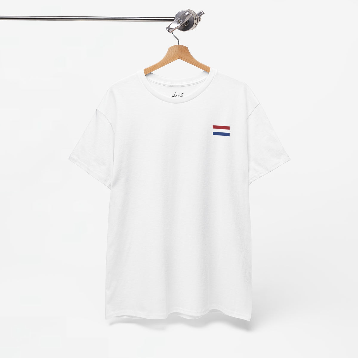 Witte oversized T-shirt aan hanger met kleine Nederlandse vlagprint voorop