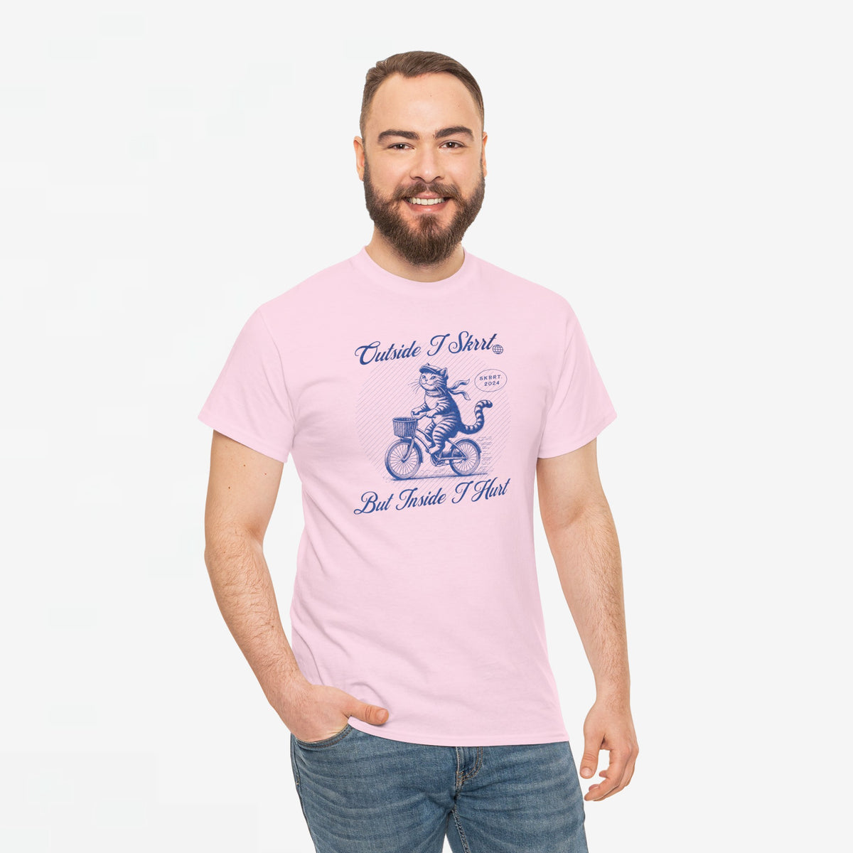 Roze t-shirt met frontprint van kat op fiets en tekst, gedragen door model