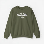 Olijfgroene trui met ronde hals en borstprint “BIOLOGOG” met rond “NL”-logo