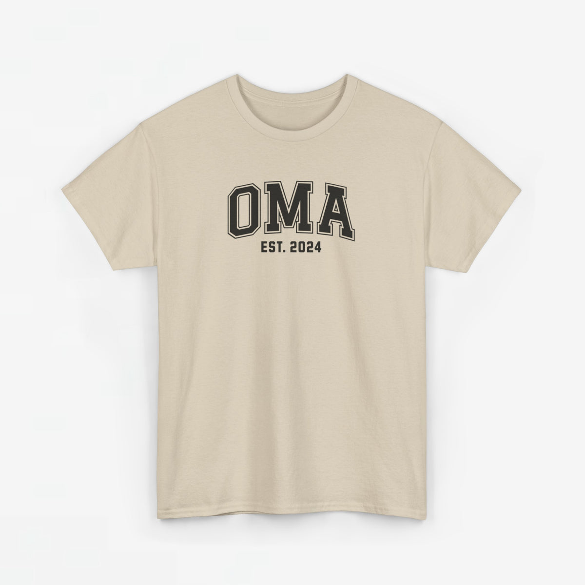 Zandkleurig T-shirt met opdruk “OMA EST. 2024”, ronde hals en korte mouwen