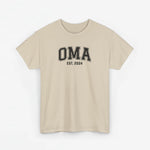 Zandkleurig T-shirt met opdruk “OMA EST. 2024”, ronde hals en korte mouwen