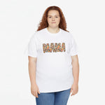 Wit oversized T-shirt met “MAMA” print op de borst, model in beeld