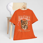 Oranje T-shirt met voorprint: leeuwenkop, kroonaccent en “The Queen”-tekst.