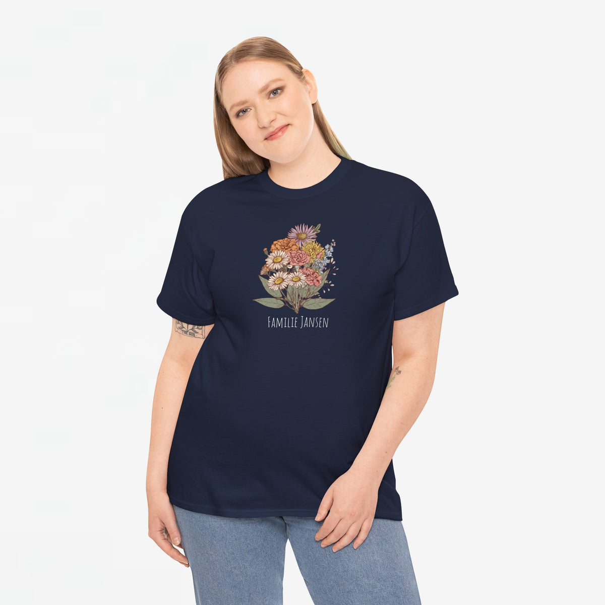 Donkerblauwe T-shirt met bloemenboeketprint en tekst 'Familie Jansen' op de borst