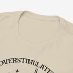 Zandkleurige T-shirt hals en schouder; close-up van neknaad en deel van print