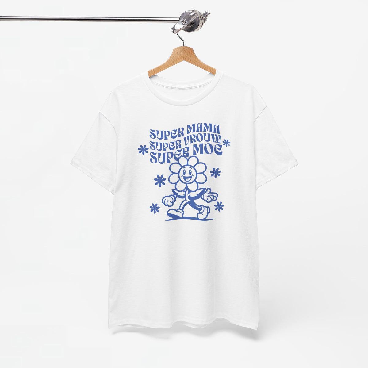 Witte t-shirt aan hanger met blauwe moederdag-tekst en bloem/knuffelprint