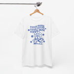 Witte t-shirt aan hanger met blauwe moederdag-tekst en bloem/knuffelprint