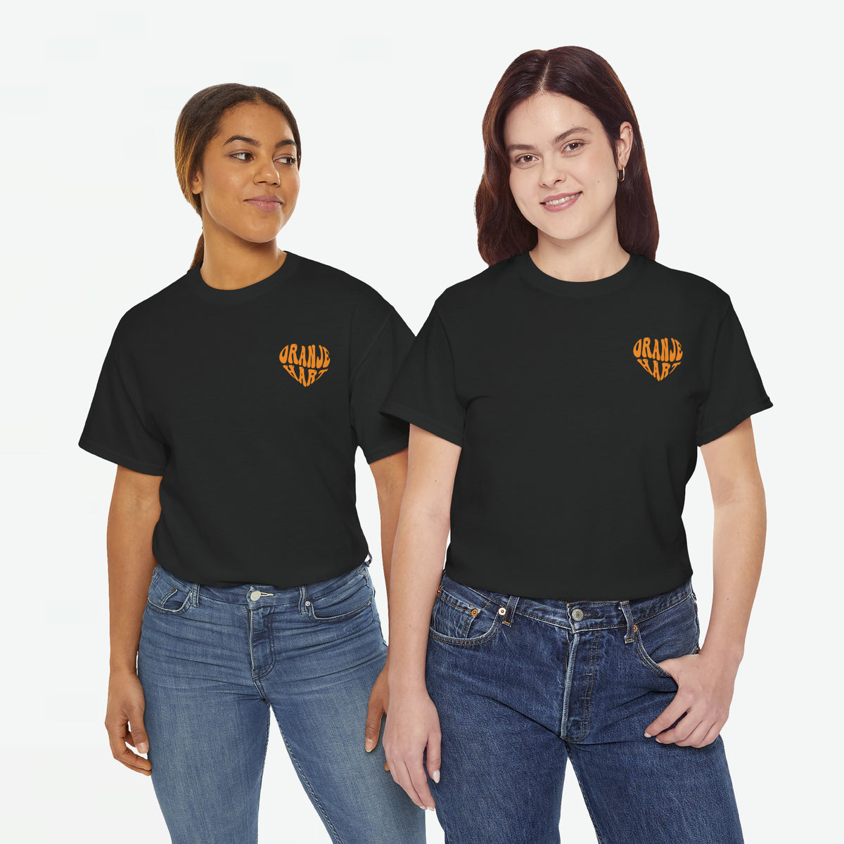 Twee zwarte dames T-shirts met kleine oranje borstprint