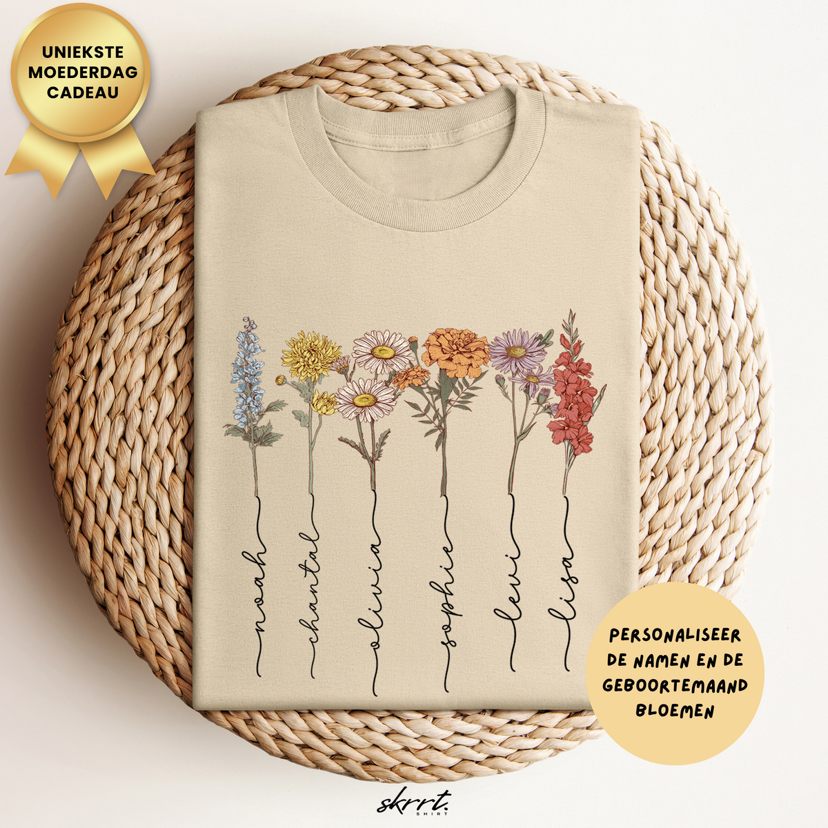 Beige T-shirt met geboortemaand bloemenprint en wikkelmand, label met tekst skrrt.