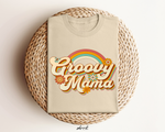 Zandkleurige oversized t-shirt met kleurrijke Groovy Mama regenboogprint