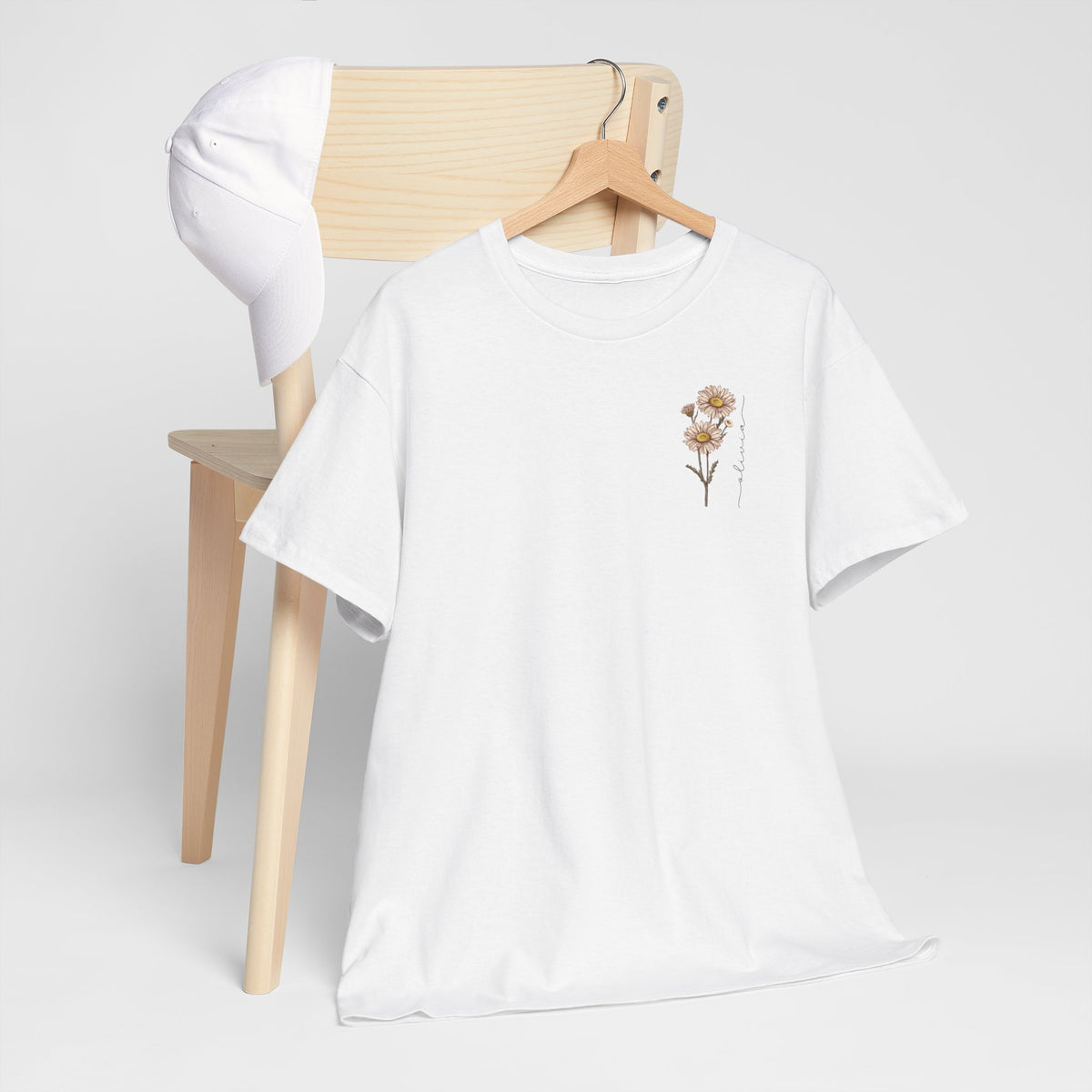 Wit T-shirt met bloemenprint van geboortemaand op de borst, los model