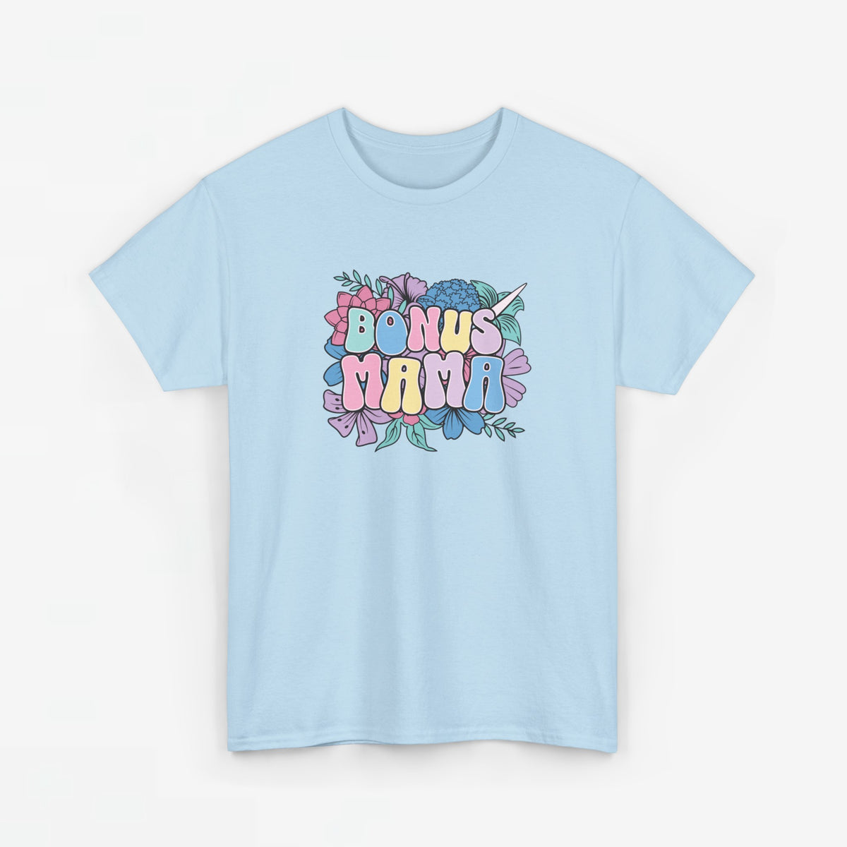Lichtblauw T-shirt met “Bonus Mama” bloemenprint op de borst.