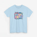 Lichtblauw T-shirt met “Bonus Mama” bloemenprint op de borst.