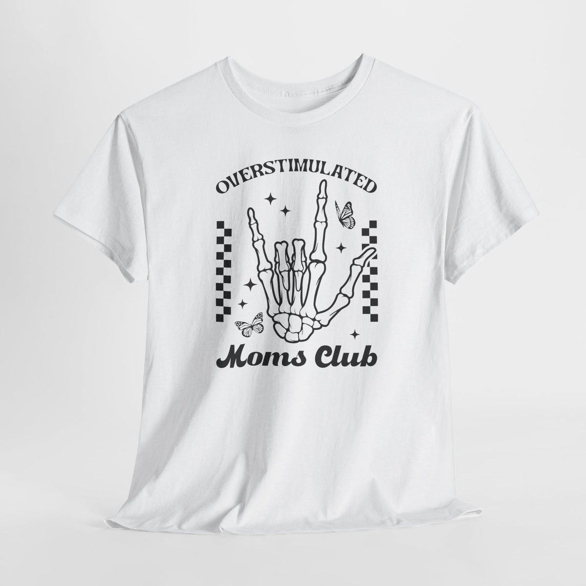 Wit oversized t-shirt met zwarte handillustratie en “Moms Club” op de borst
