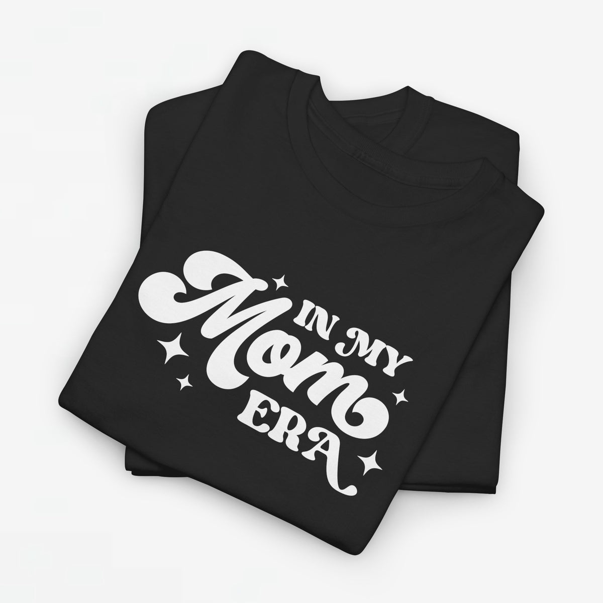 Zwarte oversized t-shirt met witte tekst 'IN MY MOM ERA'.
