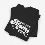 Zwarte oversized t-shirt met witte tekst 'IN MY MOM ERA'.