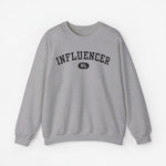 Grijze sweater met ronde hals en 'INFLUENCER' borstprint met klein 'NL'.