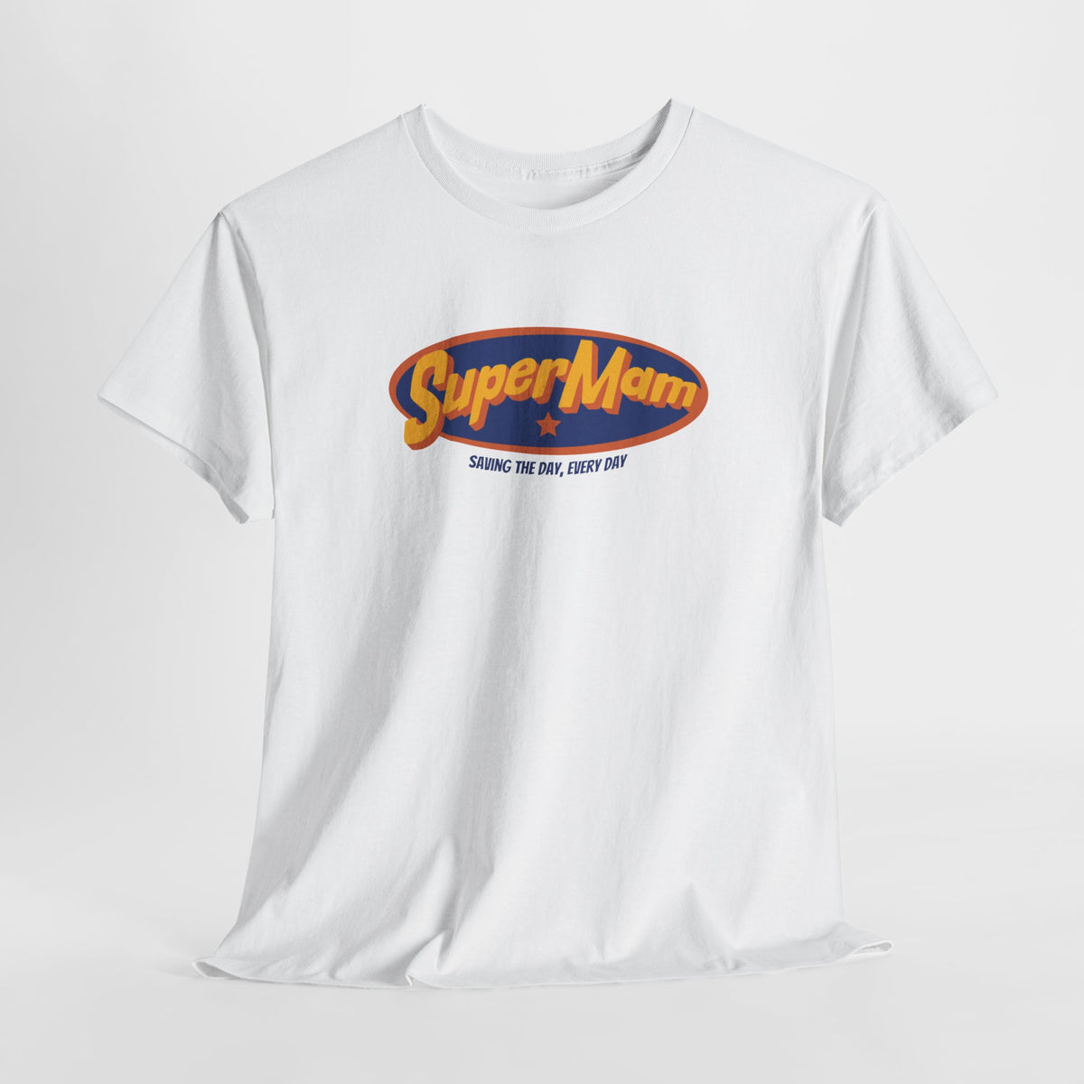 Witte oversized T-shirt met ronde hals en SuperMam-logo op de borst