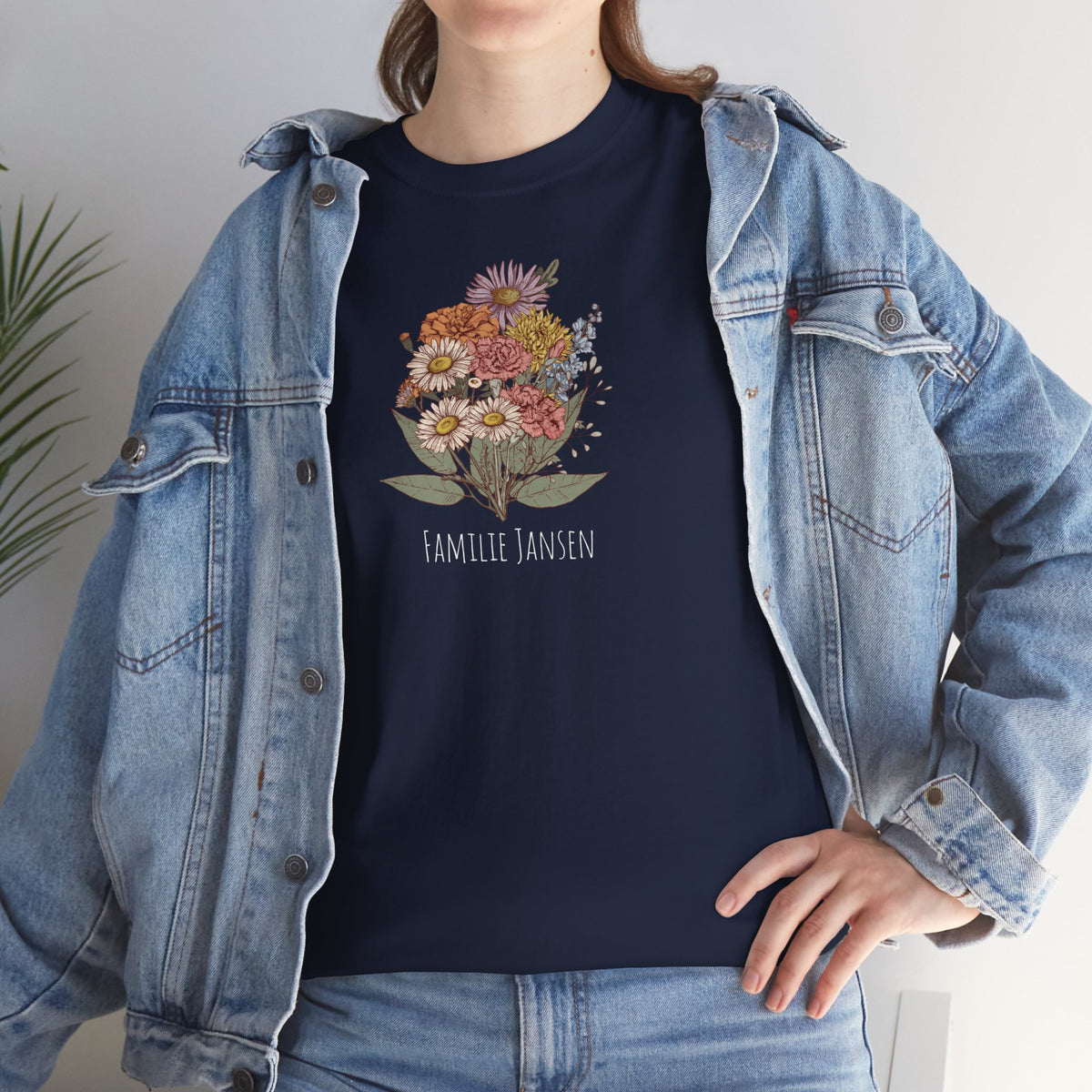 Donkerblauwe T-shirt met bloemenboeketprint en 'Familie Jansen' op borst, close-up