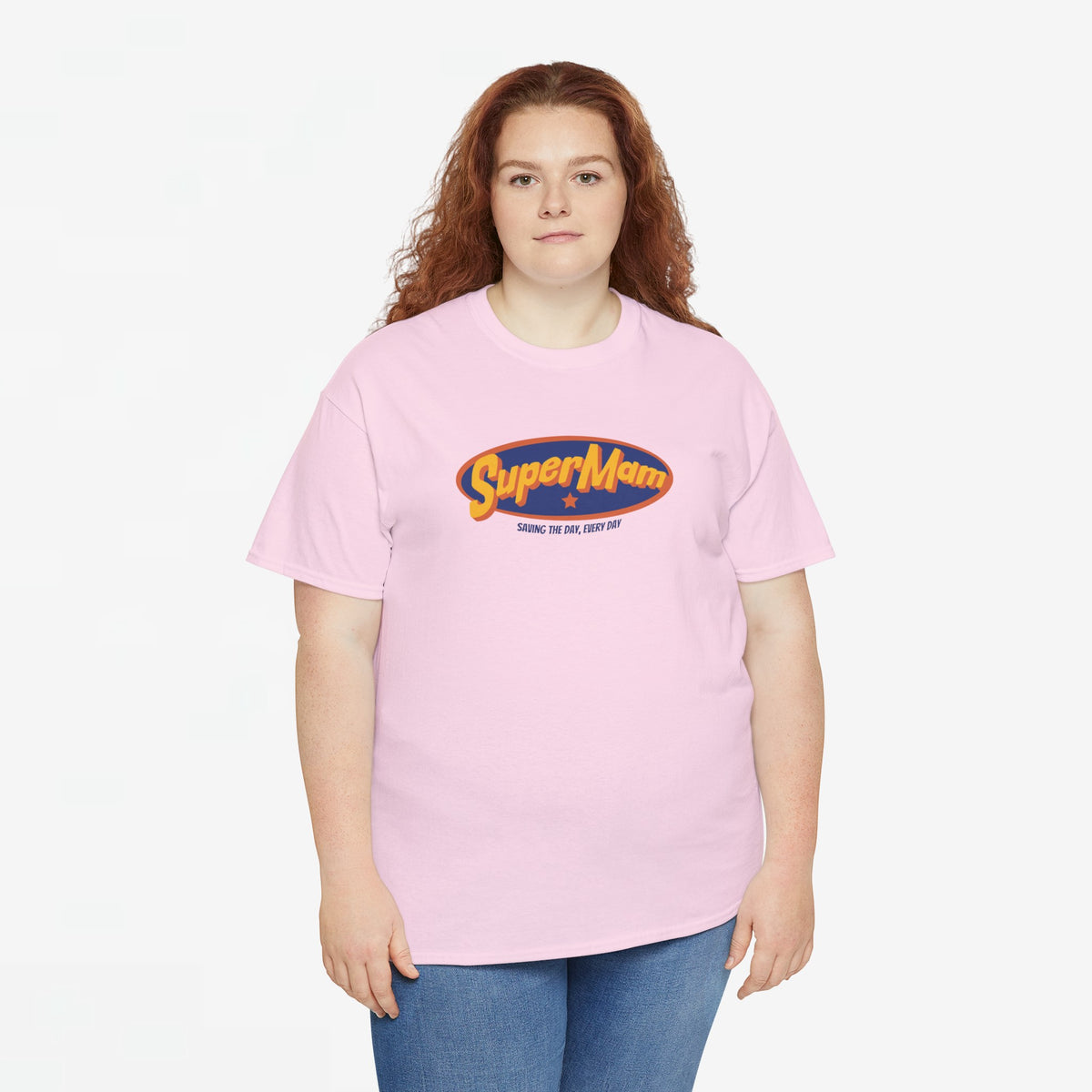 Roze oversized T-shirt met SuperMam-logo op de borst, recht van voren