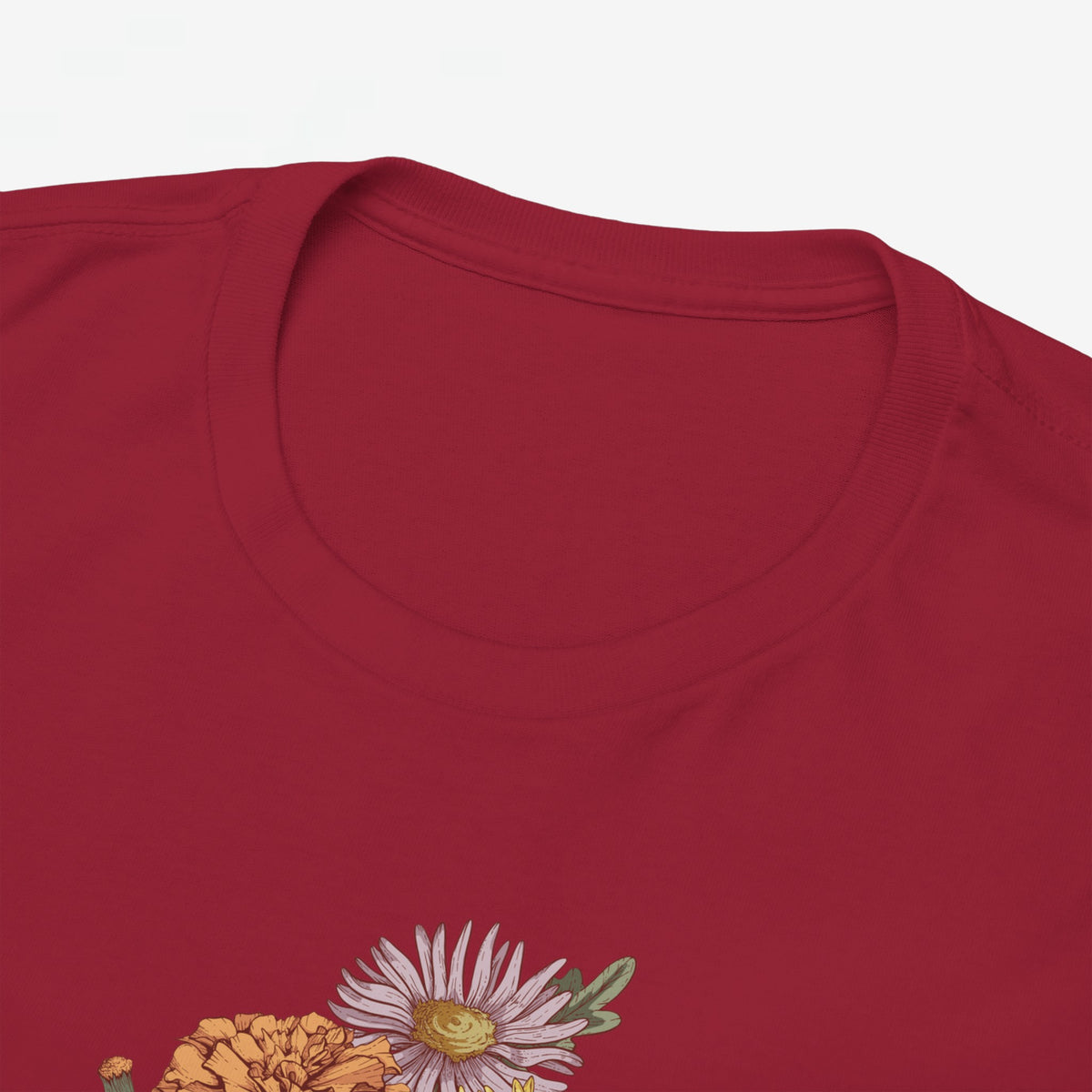 Close-up: rode T-shirt hals met deel van bloemenboeket-print onderaan