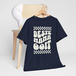 Marineblauwe t-shirt op houten hanger met witte tekstprint "BESTE MAMA OOIIT"