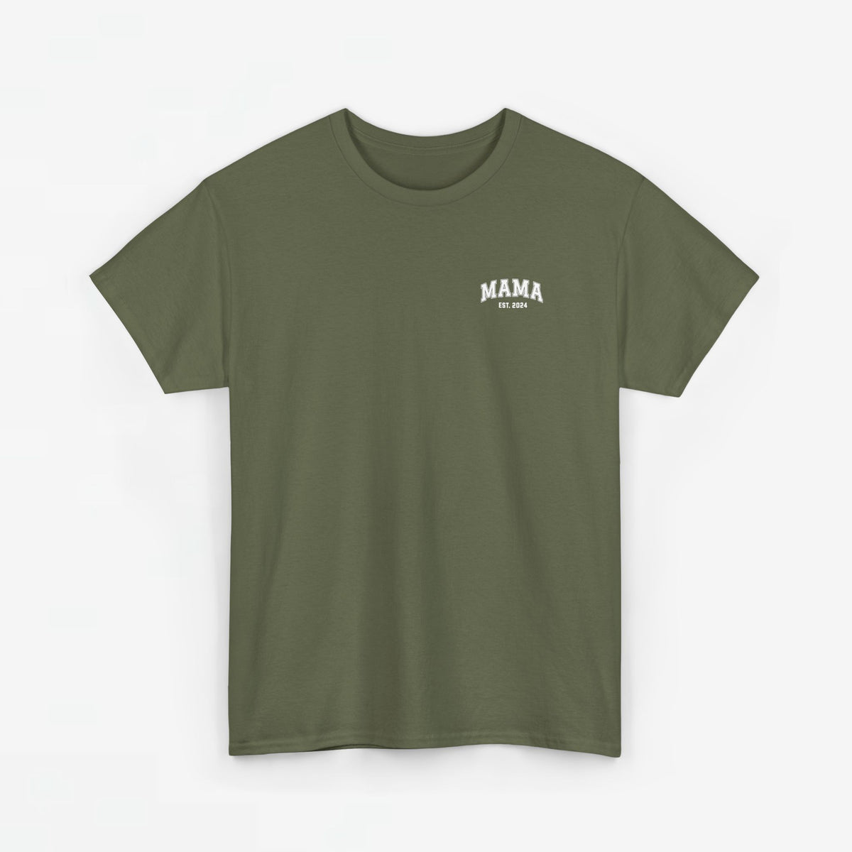 Legergroen t-shirt voor mama met kleine borstprint en EST-tekst