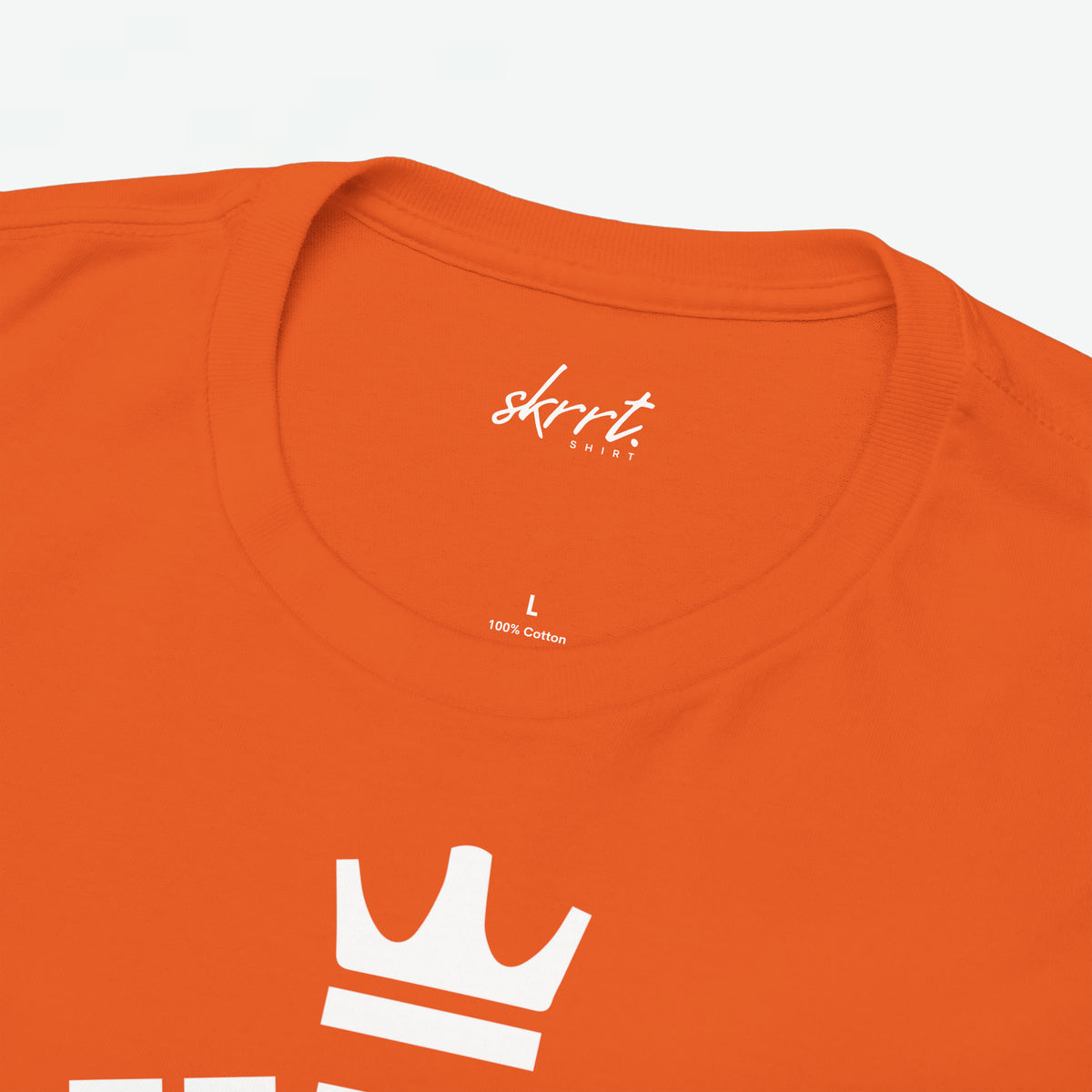 Oranje T-shirt hals met 'sfrt.' en 100% katoen, QUEEN-print deels zichtbaar