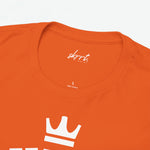 Oranje T-shirt hals met 'sfrt.' en 100% katoen, QUEEN-print deels zichtbaar