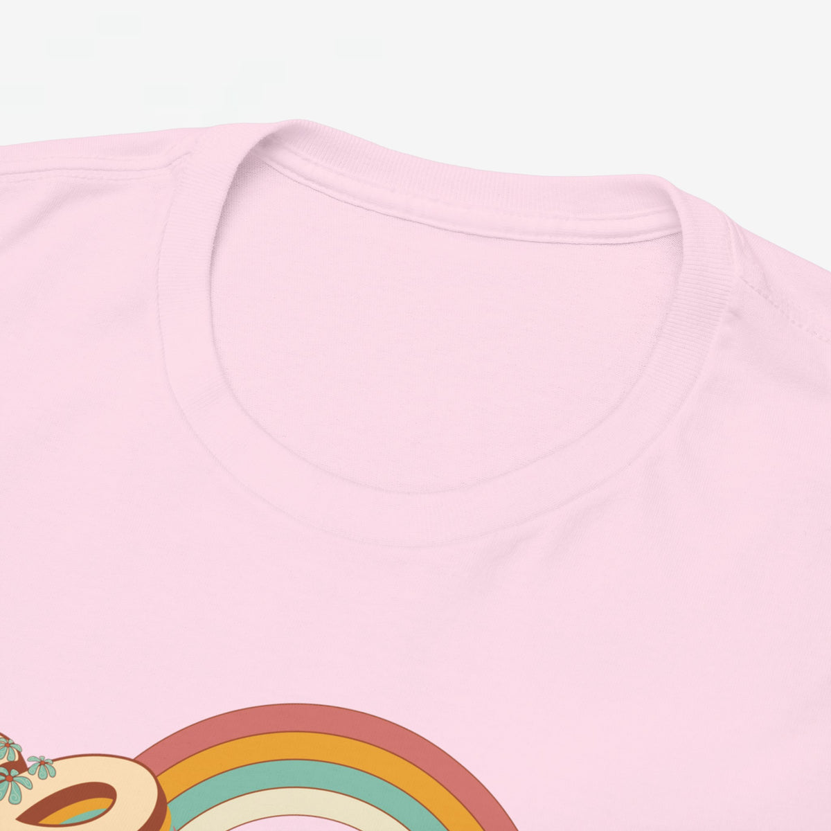 Detail van roze T-shirtkraag met ronde hals en bovenrand van de “Groovy Mama” print
