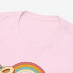 Detail van roze T-shirtkraag met ronde hals en bovenrand van de “Groovy Mama” print