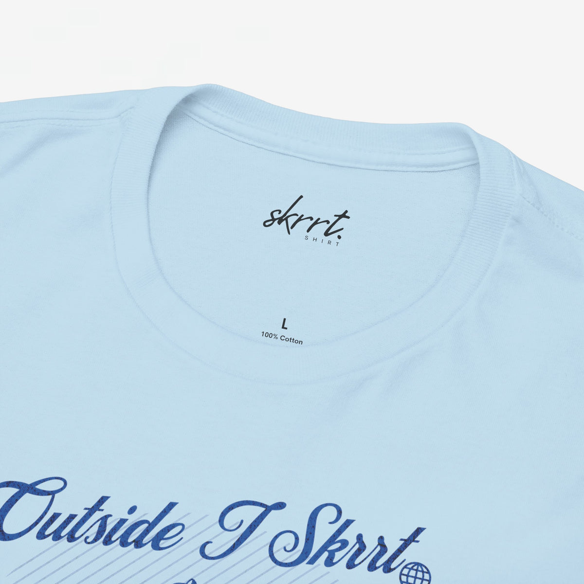 Lichtblauwe t-shirt met halslogo en 100% katoenlabel; gedeeltelijke borstprint zichtbaar