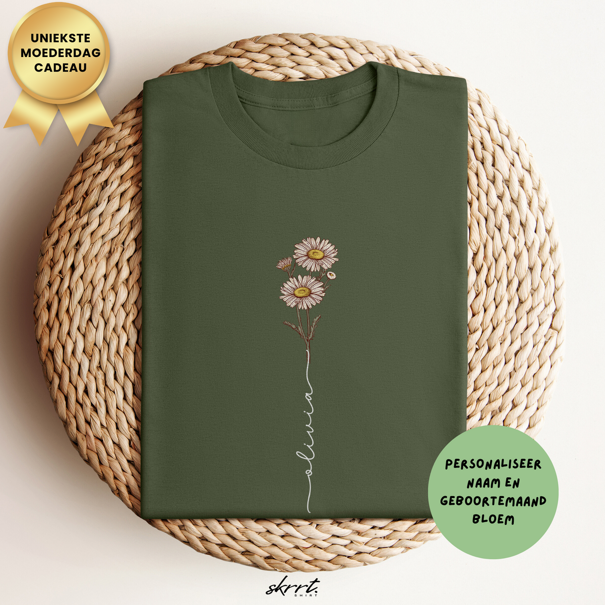 Donkergroene t-shirt met geboortemaandbloem en persoonlijke naamprint