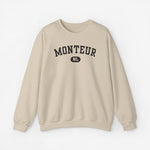Beige sweater met ronde hals en borstprint “MONTEUR” met klein “NL” embleem