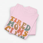 Oversized T-shirt lichtroze met kleurrijke 'Tired Moms Club' print op de borst.