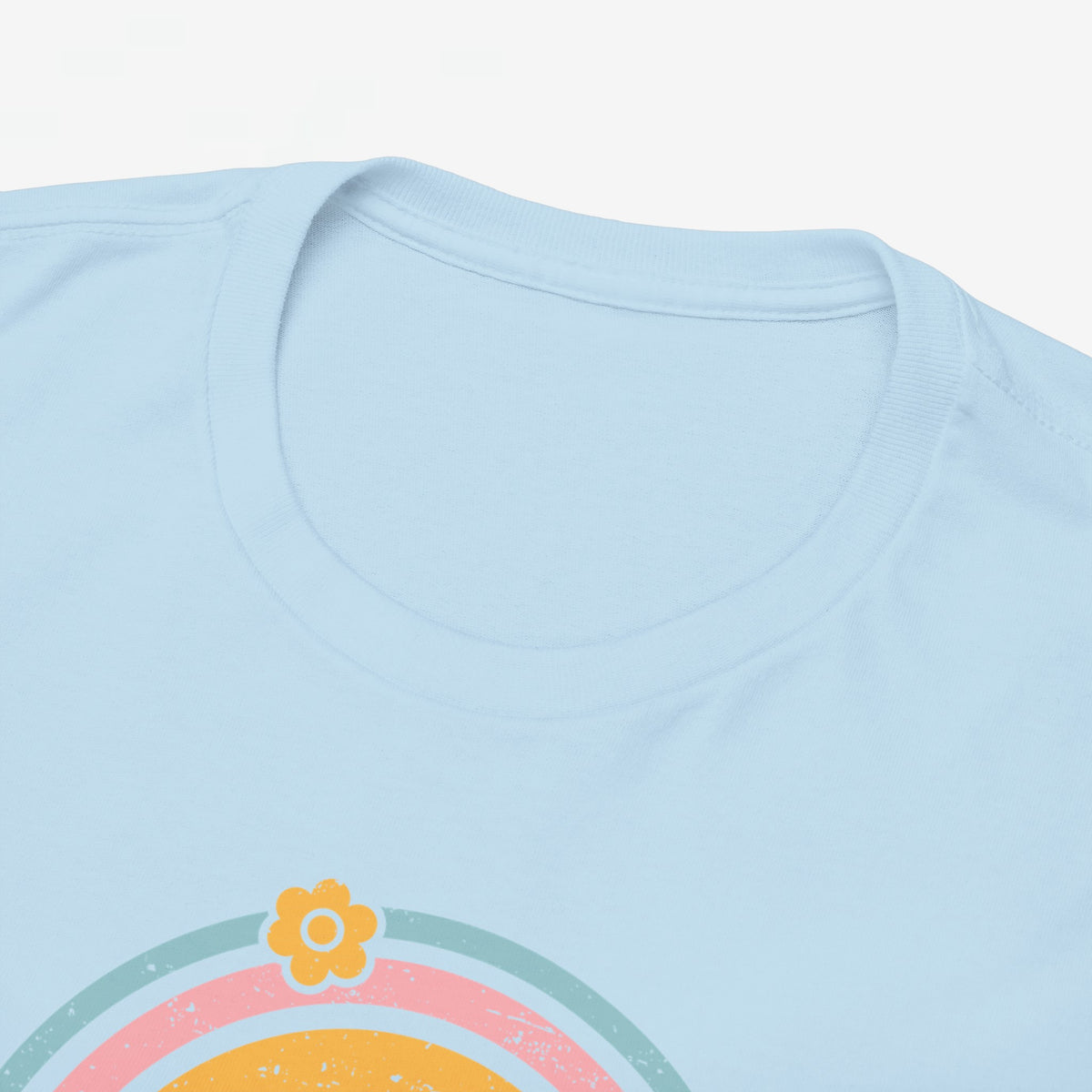 Lichtblauw T-shirt met ronde hals en gedeeltelijke regenboogboog met bloemen