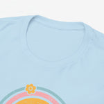 Lichtblauw T-shirt met ronde hals en gedeeltelijke regenboogboog met bloemen