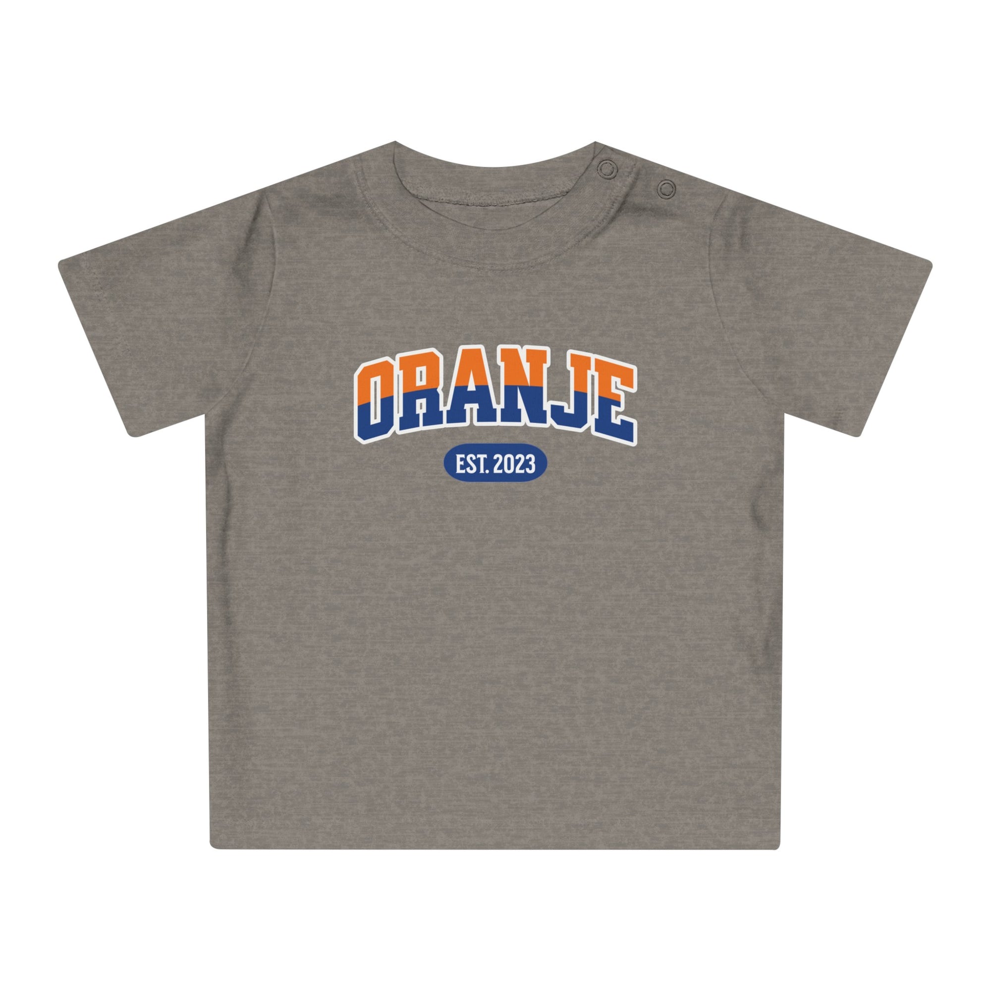 Baby T-shirt voor EK, WK en Koningsdag - Personaliseer met EST Jaar  - ORANJE - oranje en blauwe tekst (Voorkant)