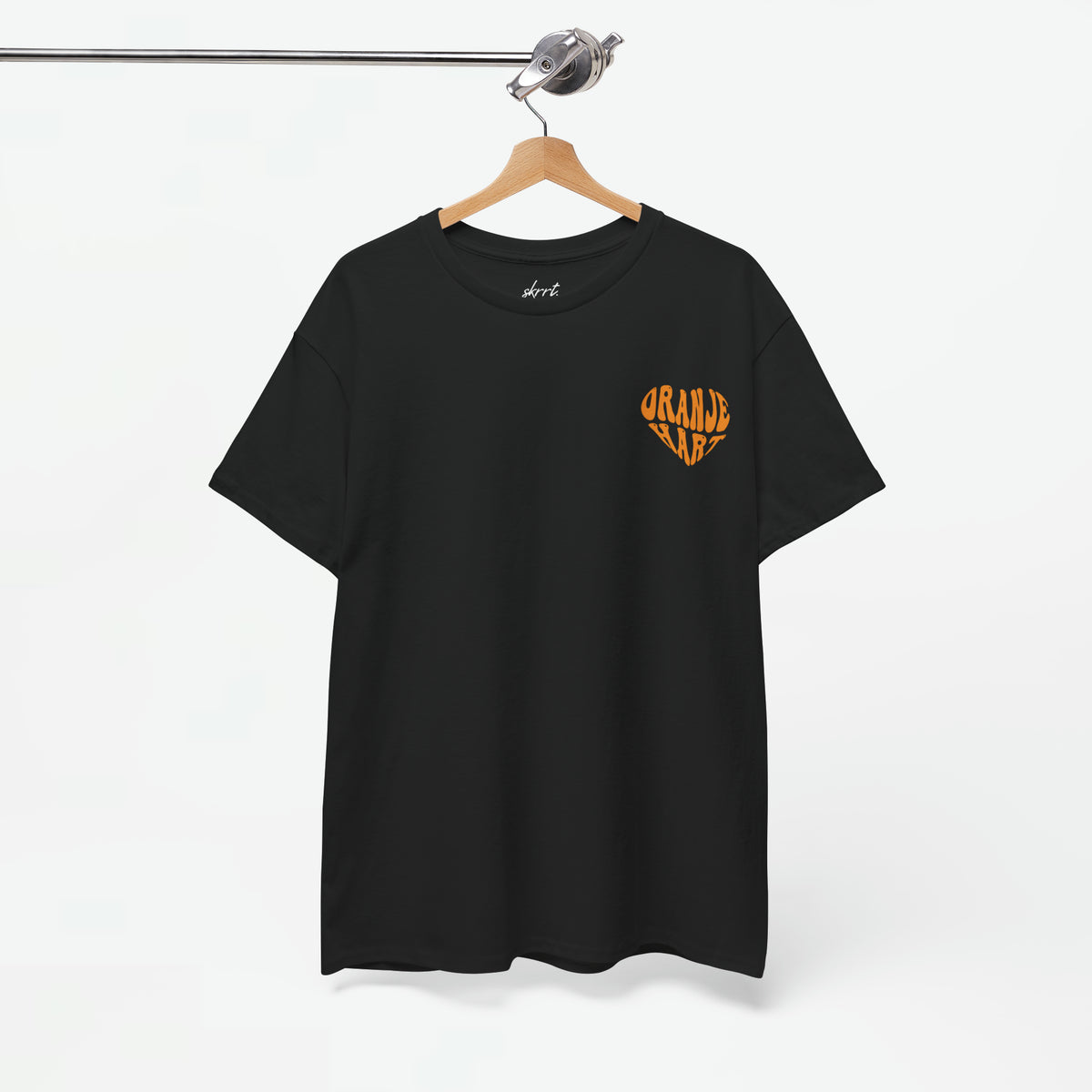 Zwart dames T-shirt met kleine oranje borstprint aan kleerhanger