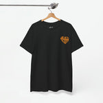 Zwart dames T-shirt met kleine oranje borstprint aan kleerhanger