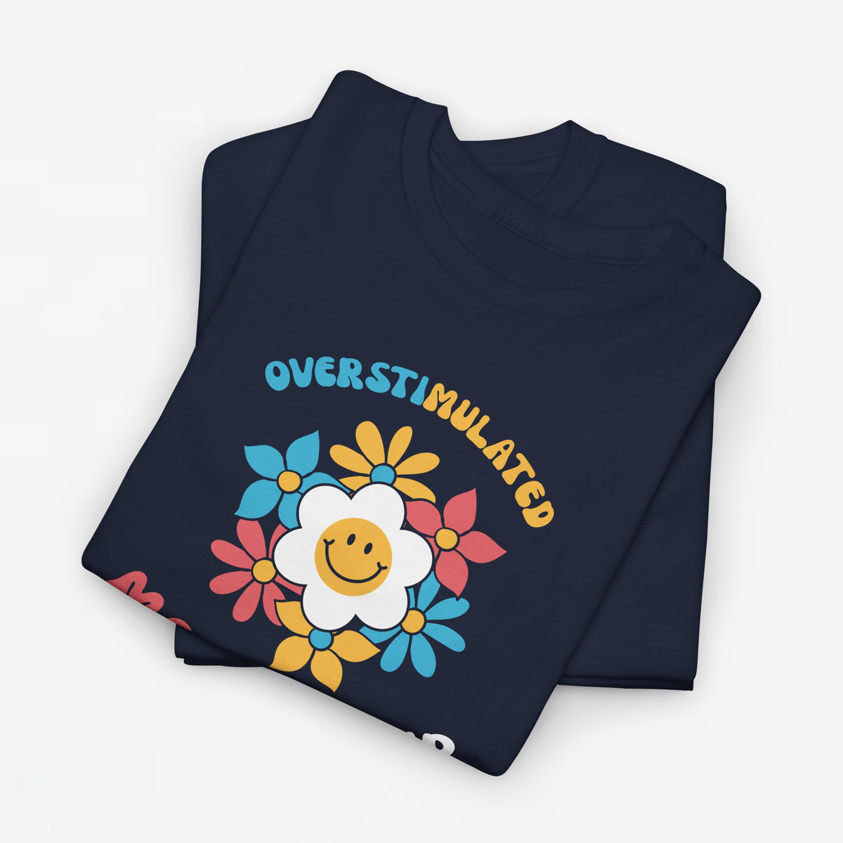 Donkerblauw T-shirt opgevouwen met bloemenprint en tekst 'OVERSTIMULATED MOMS CLUB'.