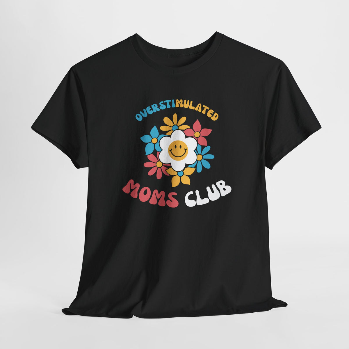 Zwart T-shirt met ronde hals en grote borstprint “Overstimulated Moms Club”