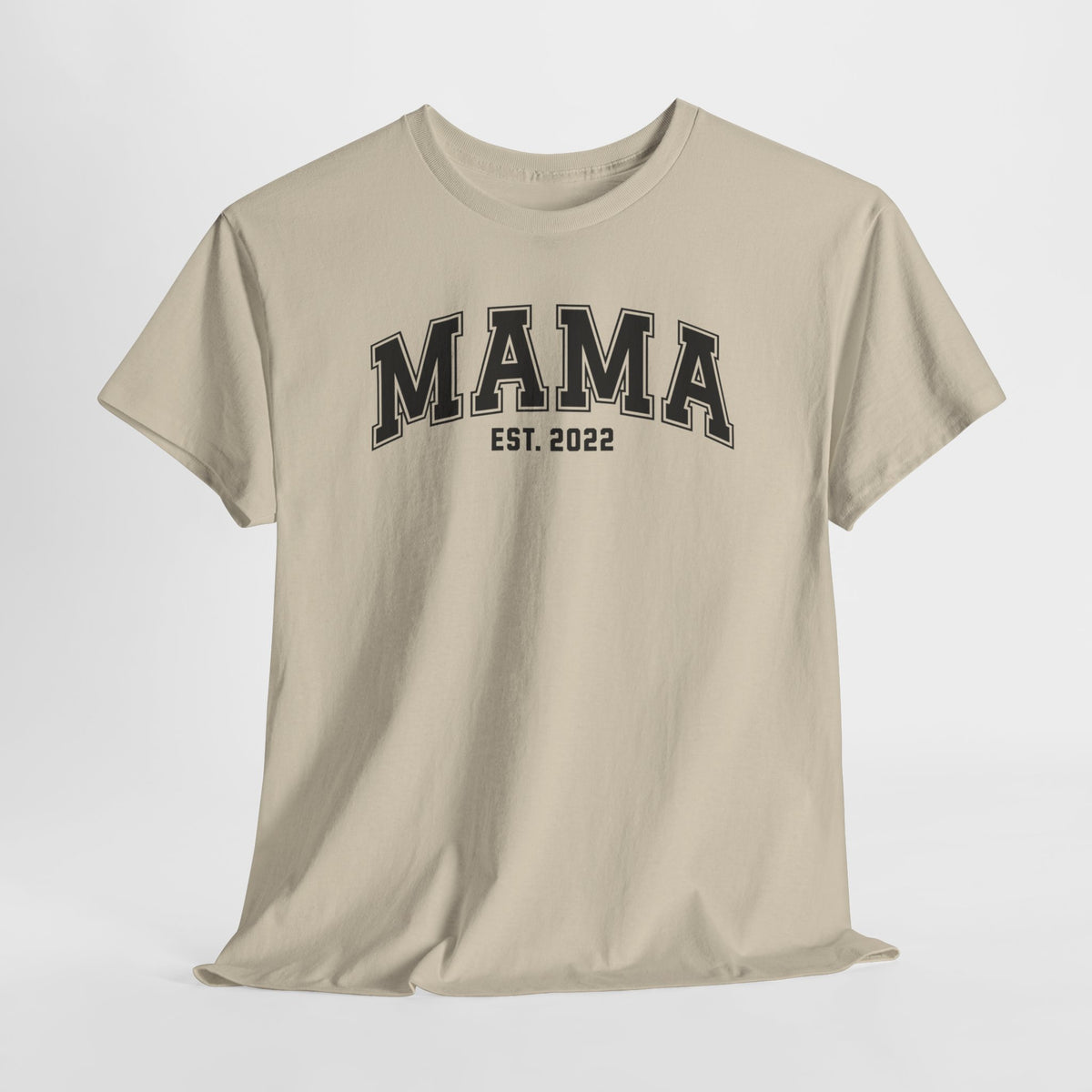 T-shirt in zandkleur met borstprint “MAMA” en “EST. 2022”